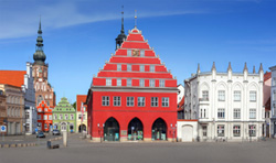 Greifswald Marktplatz - Rathaus und Sitz der Greifswald-Tourismusinformation