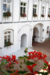 Schloss-Hochzeit in Ueckermünde, neuer Eingangsbereich zum Trausaal im Schloss - barrierefrei