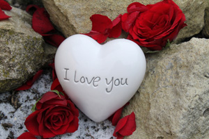 Heiraten am Meer - Verlobung - Heiratsantrag: hier Herz mit Rosen zwischen Steinen
