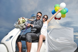 Strandhochzeit - Heiraten am Meer - Trauung am Strand - hier Brautpaar auf dem Motorrad