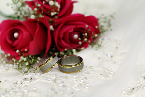 Heiratsantrag - Ringe mit roten Rosen - Ostsee-Hochzeitsportal