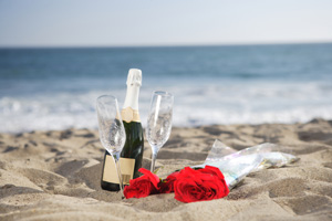 Blogbeitrag Ostsee-Hochzeitsportal - Der Bräutigam - Die Ehe - Tipps Hochzeitsplanung Champagner am Strand - Heiraten am Meer