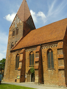 Sommerhochzeit - Kirchliche Hochzeit Klütz - Tipps zur Hochzeitsplanung - Blogbeitrag Ostsee-Hochzeitsportal Kirchliche Trauung Klütz - Kirche von außen