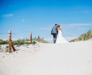Traumhochzeit im Ostseehotel Dierhagen - Brautpaar am Strand